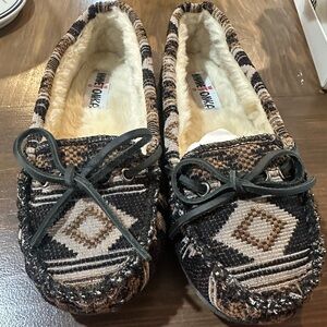 Minnetonka Women's Patterned Moccasins with Black and Brown Accents